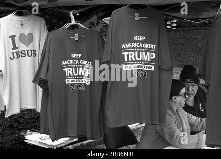Les partisans de l'ancien président américain Donald Trump vendent des T-shirts pour promouvoir l'élection de Trump en 2024 lors d'un événement public à Abingdon, Virginie, États-Unis Banque D'Images