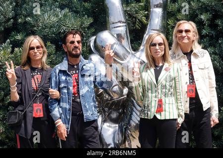 Beverly Hills, ca. 7 juillet 2023. Barbara Bach, Ringo Starr, Marjorie Bach, Joe Walsh à la célébration annuelle de l'anniversaire de la paix et de l'amour de RingoÕs le 7 juillet 2023 à Beverly Hills, Californie. Crédit : Faye Sadou/Media Punch/Alamy Live News Banque D'Images