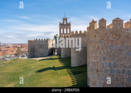 Murs médiévaux d'Avila avec porte Puerta del Carmen et Bell Gable - Avila, Espagne Banque D'Images