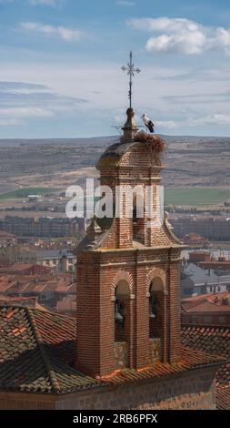 Nid de cigogne au sommet du couvent de Nuestra Senora de Gracia Bell Tower - Avila, Espagne Banque D'Images