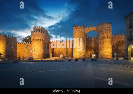 Puerta del Alcazar porte et Torre del Homenage (donjon) des murs médiévaux d'Avila la la nuit - Avila, Espagne Banque D'Images