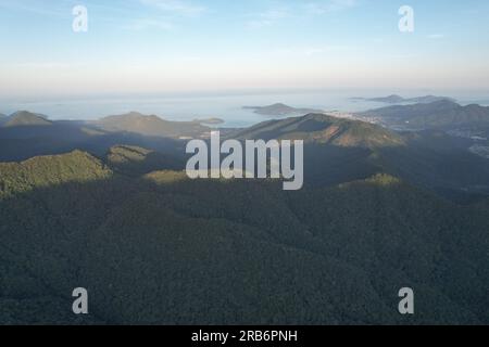 Vue depuis le sommet de la serra do mar, dans la section où se trouve la route qui relie Taubate à Ubatuba Banque D'Images