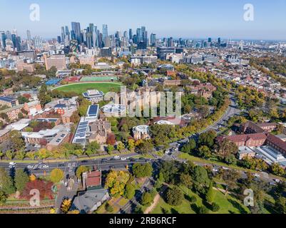 Vue aérienne d'une banlieue verdoyante avec des bâtiments historiques et un horizon de la ville en arrière-plan au Carlton à Melbourne, Victoria, Australie Banque D'Images