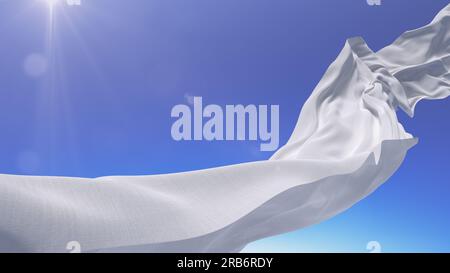 Morceau de tissu blanc volant dans le fond du ciel. Effet naturel de la lumière du soleil Banque D'Images