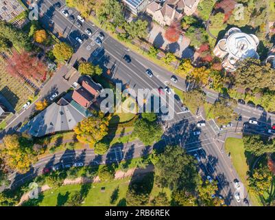 Vue aérienne d'une intersection urbaine animée en automne au Carlton à Melbourne, Victoria, Australie Banque D'Images