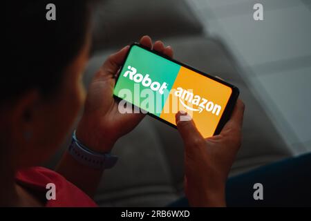 Brésil. 07 juillet 2023. Sur cette photo, le logo iRobot et Amazon est affiché sur l'écran d'un smartphone. Crédit : SOPA Images Limited/Alamy Live News Banque D'Images