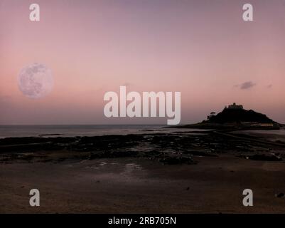 Une pleine lune sur le mont St Michaels près de Marazion en Cornouailles, Royaume-Uni Banque D'Images