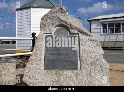 Le mémorial aux hommes qui ont participé à l'opération chariot pendant la Seconde Guerre mondiale, sur Prince of Wales Pier à Falmouth, Cornouailles, Royaume-Uni Banque D'Images