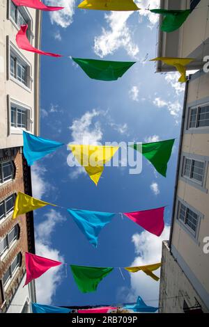 Regardant des banderoles colorées suspendues à des bâtiments à Falmouth, Cornouailles, Royaume-Uni Banque D'Images