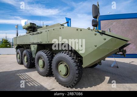 RÉGION DE MOSCOU, RUSSIE - 19 AOÛT 2022 : véhicule de combat d'infanterie K-17 Boomerang gros plan. Forum militaire international 'Army-2022', Patriot Park Banque D'Images