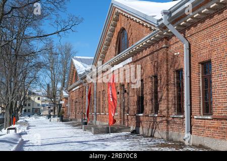 KRONSHTAT, RUSSIE - 13 MARS 2023 : façade d'un ancien bâtiment de cuisine néerlandaise (un bâtiment pour la cuisine par les équipages de navires étrangers) sur une marche ensoleillée da Banque D'Images