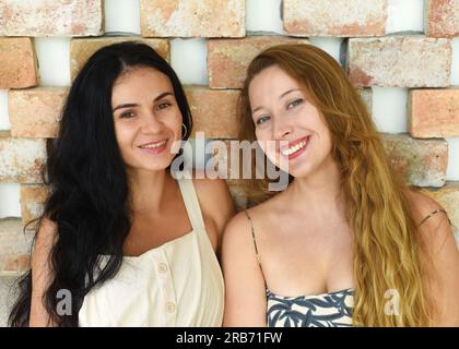 Femme ukrainienne (brune) et femme russe (blonde) portrait avec de longs cheveux Banque D'Images