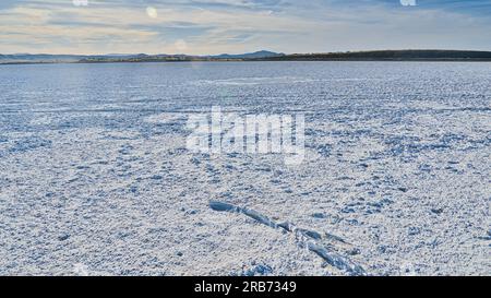 Lac de soda sec complété avec des marais salants dans la lumière du soleil de l'heure d'or. Banque D'Images