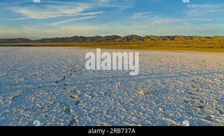 Lac de soda sec complété avec des marais salants dans la lumière du soleil de l'heure d'or. Banque D'Images