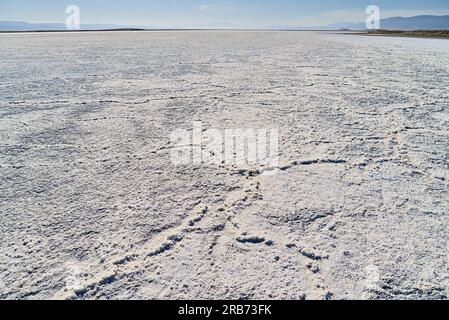 Lac de soda sec complété avec des marais salants dans la lumière du soleil de l'heure d'or. Banque D'Images