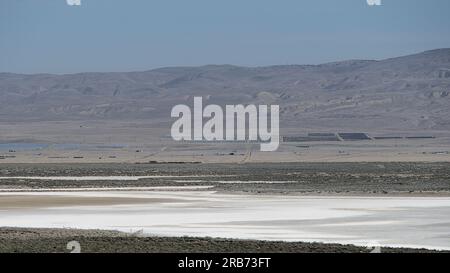 Lac Soda blanc sec avec des montagnes en arrière-plan sous le ciel bleu. Banque D'Images