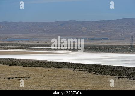 Lac Soda blanc sec avec des montagnes en arrière-plan sous le ciel bleu. Banque D'Images