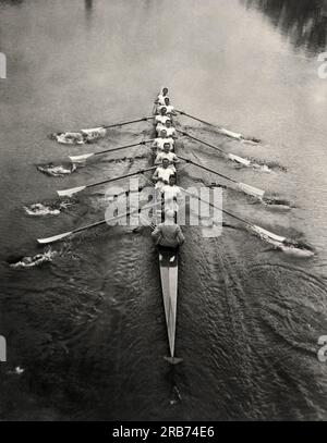 Cambridge, Angleterre : c. 1912. Équipe d'aviron de l'Université de Cambridge avec huit rameurs et un coxswain dans une coquille sur une rivière. Banque D'Images