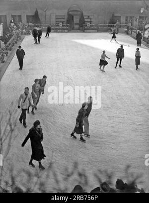 New York, New York : c. 1936. Les gens patinent au Rockefeller Center Plaza. Banque D'Images