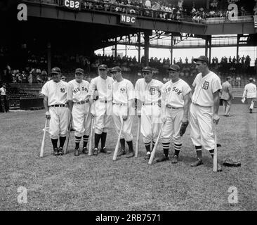Washington, D.C. : 7 juillet 1937. Les meilleurs joueurs de baseball qui joueront dans le 5e match des étoiles au Griffith Stadium à Washington DC. De gauche à droite : Lou Gehrig, Joe Cronin, Bill Dickey, Joe DiMaggio, Charley Gehringer, Jimmie Foxx, et Hank Greenberg, Banque D'Images