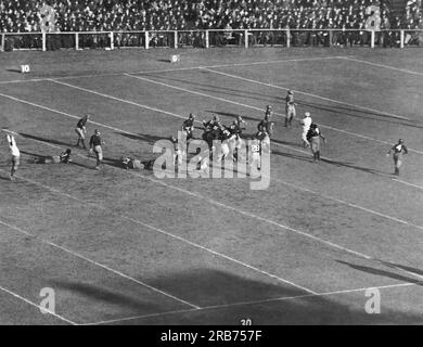 New Haven, Connecticut : 25 novembre 1922 l'arbitre signale «bon» comme O'Hearn de l'équipe de Yale Drop donne un coup de pied au football de la ligne de 20 yards dans son match contre Harvard. Harvard a gagné 10 à 3. Banque D'Images