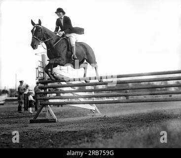 Washington, DC : 15 octobre 1925. Pat Murphy du Rock Creek Hunt Club prenant les sauts lors de la première journée annuelle de la saison. Banque D'Images