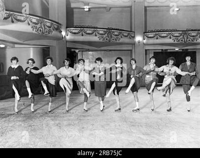 New York, New York : 26 octobre 1926 les membres d'une troupe internationale européenne de ballet de patinage sur glace arrivent à New York et commencent à s'entraîner pour leurs expositions à venir aux États-Unis Banque D'Images