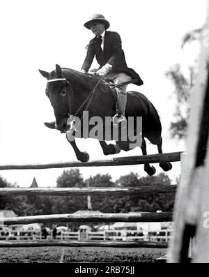 Devon, Pennsylvanie : c. 1930. Un cavalier fait un saut au Devon Horse Show. Banque D'Images