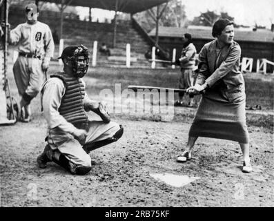 Augusta, Géorgie : 6 avril 1926 la star du tennis Elizabeth Ryan teste son œil au camp d'entraînement de printemps des Tigers de Detroit. Ty Cobb est un spectateur intéressé à Back. Banque D'Images