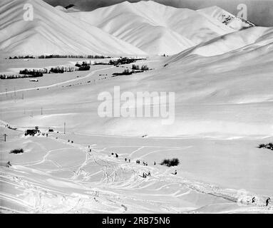 Sun Valley, Idaho : 26 février 1937 la nouvelle station d'hiver de l'Idaho avec la montagne Dollar enneigée et son parcours de slalom au premier plan. Banque D'Images