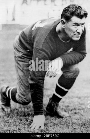 États-Unis : joueur de football du Hall of Fame de 1925 et athlète tout autour, Jim Thorpe. Il était d'origine amérindienne. Banque D'Images