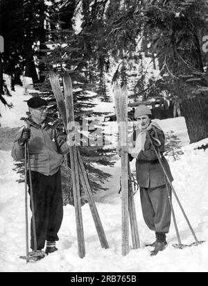 Parc national de Yosemite, Californie : 10 décembre 1935 James Oliver, commissaire du parc national de Yosemite, et sa femme inaugurent l'ouverture de la saison de ski au Badger Pass à Yosemite. Banque D'Images