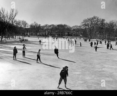 Madison, Wisconsin : c. 1952. Les résidents locaux apprécient le patinage sur glace sur le lagon de Tenney Park dans le Wisconsin. Banque D'Images