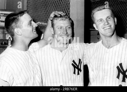 New York, New York : 2 juillet 1961. Tony Kubek, Mickey Mantle et Roger Maris célèbrent une victoire sur les sénateurs de Washington dans le club-House du Yankee Stadium. Maris a frappé un home run, et Mantle a frappé deux dans le match. Banque D'Images