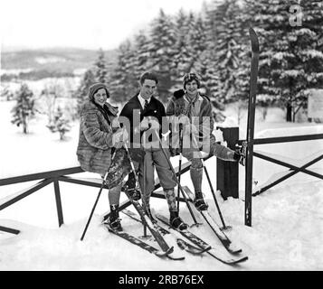 New York : c. 1925 trois skieurs à la mode font une pause du ski. Banque D'Images