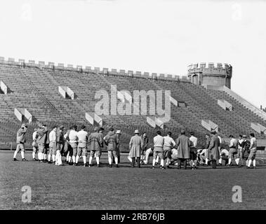 Chicago, Illinois : 15 novembre 1929. Le football de l'Université de Californie du Sud tente de tenir un entraînement secret à Stagg Field à l'Université de Chicago. USC jouera notre Dame au Soldier Field à Chicago demain où il est prévu que 110 000 fans verront le match. Banque D'Images
