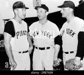 Pittsburgh, Pennsylvanie : 15 mai 1962 Pittsburgh Pirate slugger Bill Mazeroski, letf, discute avec les stars des New York Yankees Mickey Mantle, au centre, et Roger Maris. La dernière fois qu'ils ont joué, Mazeroski a frappé un circuit dans la neuvième manche du septième match pour donner au Pirate le titre de la série mondiale sur les Yankees. Banque D'Images