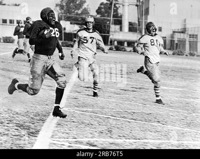 Long Beach, Californie : 22 novembre 1946 une photogrpah primée par Hubert McClain d'un joueur de football franchissant exubérement la ligne de but pour un touchdown. Banque D'Images