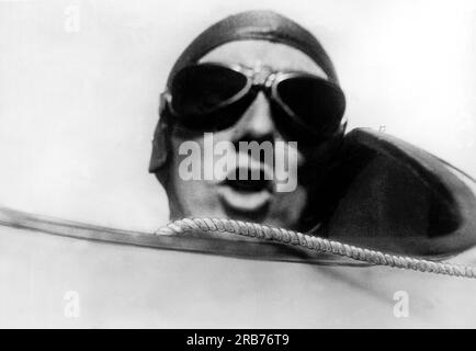 Allemagne : 24 mai 1931 Willi Ruge s’efforce de prendre les premiers autoportraits de parachute en plongeant dans le ciel alors qu’il saute d’un avion avec un parachute. Voici sa photographie du pilote alors qu'il donne l'ordre, "allez" à Willi Ruge pour lâcher la corde à main et plonger la tête la première dans l'espace, "haletant une prière au ciel". Banque D'Images