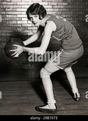 Chicago, Illinois : c. 1928 Un portrait de Kathy Miller, capitaine et garde de l'équipe de basket-ball Tri-Chi-Girls et championne de l'AUA depuis deux ans. Banque D'Images