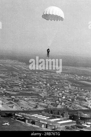 Allemagne : 24 mai 1931 Willi Ruge s’efforce de prendre les premiers autoportraits de parachute en plongeant dans le ciel alors qu’il saute d’un avion avec un parachute. Ici, après qu'il a plongé la tête la première hors de l'avion, son parachute s'est complètement ouvert Banque D'Images