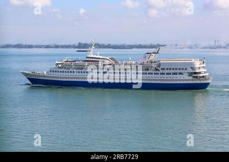 Bateau de croisière 'Leasure World' naviguant dans le détroit de Penang après avoir quitté le port de George Town, croisières en Malaisie, ancienne ligne de croisière norvégienne 'Skyward' / NCL Banque D'Images