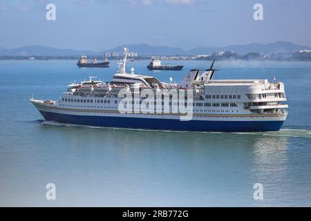 Bateau de croisière 'Leasure World' naviguant dans le détroit de Penang après avoir quitté le port de George Town, croisières en Malaisie, ancienne ligne de croisière norvégienne 'Skyward' / NCL Banque D'Images