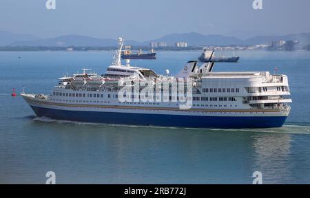 Bateau de croisière 'Leasure World' naviguant dans le détroit de Penang après avoir quitté le port de George Town, croisières en Malaisie, ancienne ligne de croisière norvégienne 'Skyward' / NCL Banque D'Images