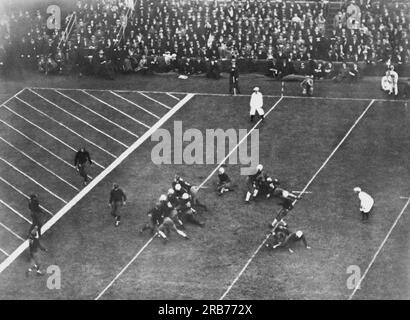 Boston, Massachusetts : 21 novembre 1931 le demi-arrière de Yale Albie Booth termine sa carrière universitaire avec un dropkick qui a battu Harvard 3 à 0 au Soldiers Field lors du 50e match de football annuel entre les deux écoles. Banque D'Images