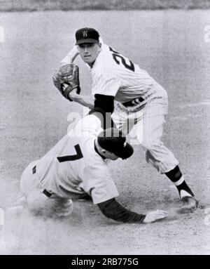 Washington, DC, 17 avril 1955. Le joueur de baseball des Yankees de New York, Mickey Mantle, glisse dans la deuxième base pour une force du sénateur Bob Kline lors d'un match contre les sénateurs de Washington. Banque D'Images