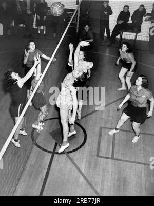 États-Unis : c. 1949 lycéennes jouant au volleyball. Banque D'Images