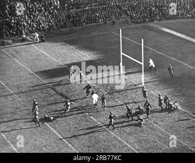 Boston, Massachusetts : 21 novembre 1925 Yale tente une passe de fouard pendant le match contre Harvard à Soldiers Field. Le match s'est terminé par une égalité sans but. Banque D'Images