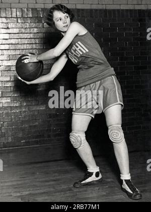 Chicago, Illinois : c. 1928 Un portrait de Kathy Miller, capitaine et garde de l'équipe de basket-ball Tri-Chi-Girls et championne de l'AUA depuis deux ans. Banque D'Images