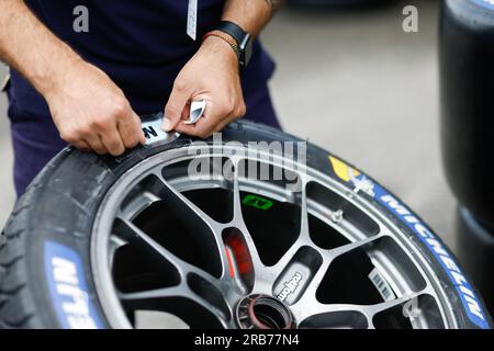 michelin, technicien, michelin, pneus, pneus, pneus, Lors des 6 heures de Monza 2023, 3e manche du Championnat du monde d'Endurance FIA 2023, du 7 au 9 juillet 2023 sur l'Autodrome Nazionale di Monza, à Monza, Italie Banque D'Images